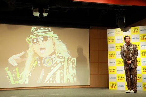 クイズに挑戦するピコ太郎。