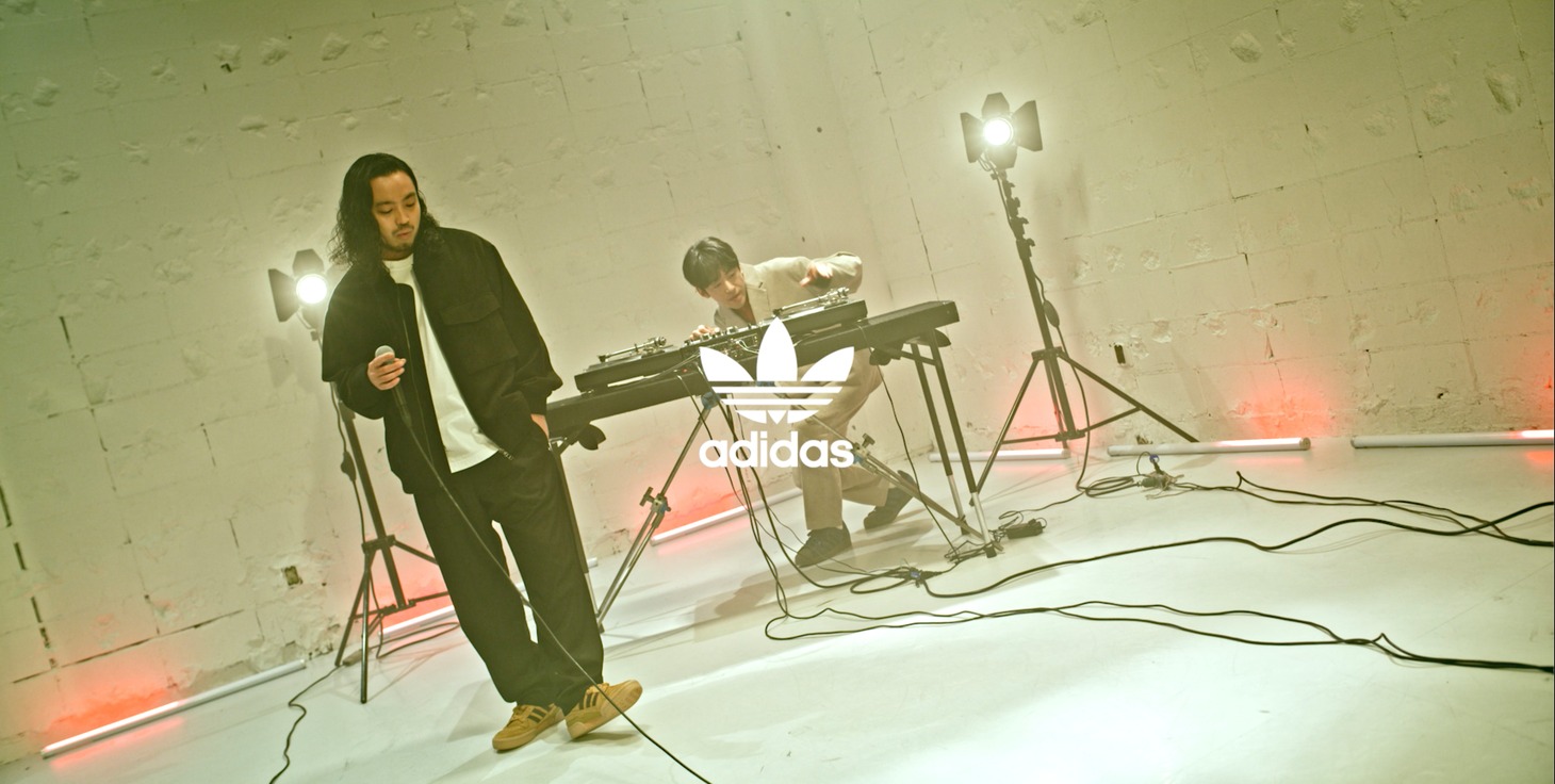 「adidas Originals NEW CLASSICS」のワンシーン。