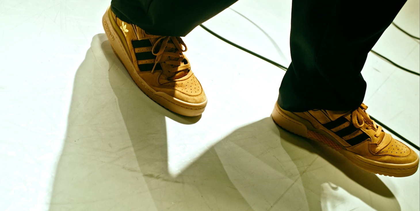 「adidas Originals NEW CLASSICS」のワンシーン。