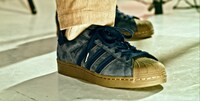 「adidas Originals NEW CLASSICS」のワンシーン。