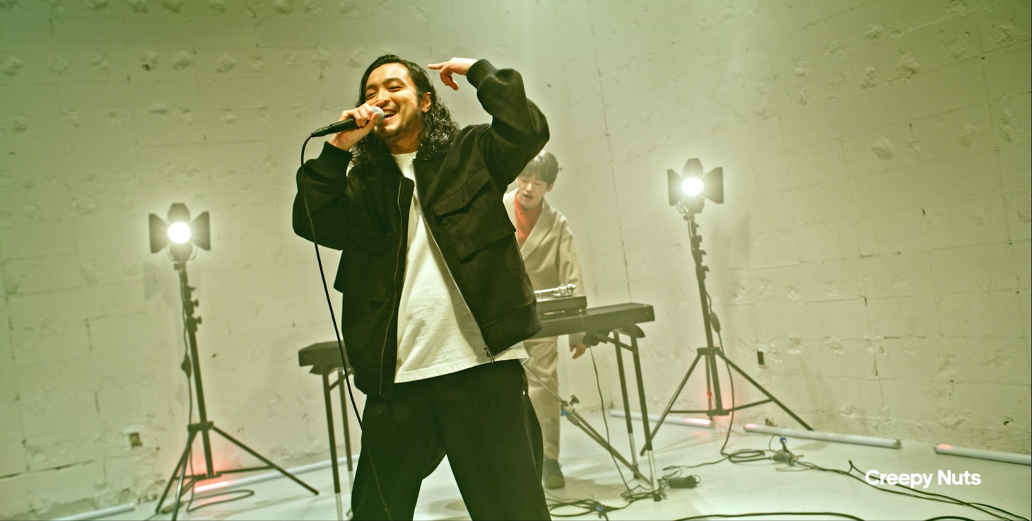 「adidas Originals NEW CLASSICS」のワンシーン。