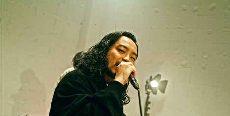 「adidas Originals NEW CLASSICS」のワンシーン。