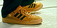 「adidas Originals NEW CLASSICS」のワンシーン。