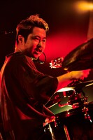 長谷川啓太（Dr, Cho）（撮影：後藤倫人）