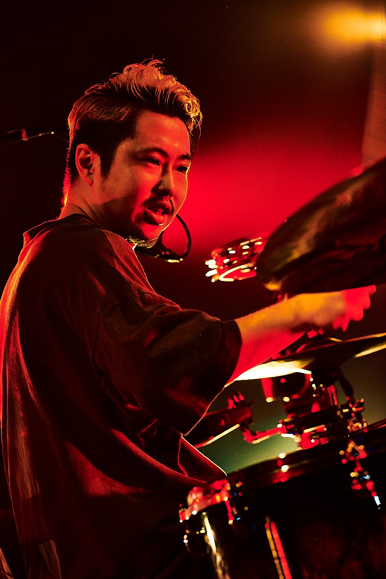 長谷川啓太（Dr, Cho）（撮影：後藤倫人）