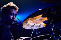 長谷川啓太（Dr, Cho）（撮影：後藤倫人）