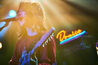 さかしたひかる（Vo, G）（撮影：後藤倫人）