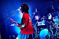 さかしたひかる（Vo, G）（撮影：後藤倫人）