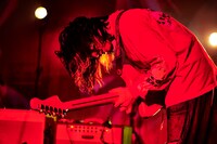 さかしたひかる（Vo, G）（撮影：後藤倫人）