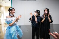 ライブにVTRで参加し、会場へも応援に駆けつけた安本彩花（中央）と小林歌穂（右）。