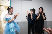 ライブにVTRで参加し、会場へも応援に駆けつけた安本彩花（中央）と小林歌穂（右）。