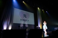 吉澤嘉代子の「鬼」を歌う中山莉子。