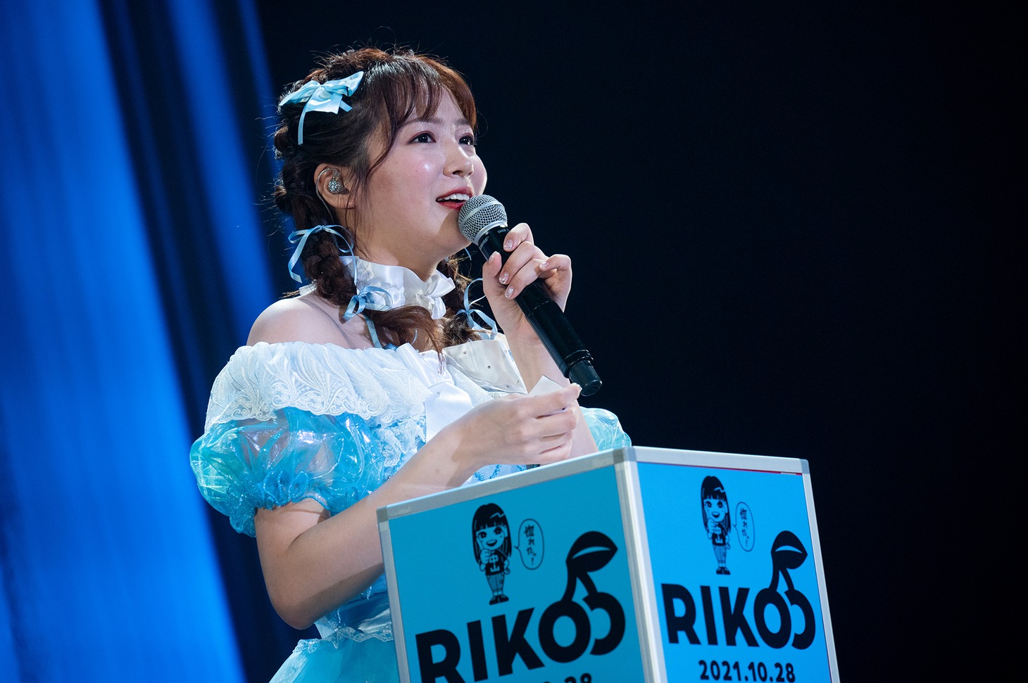 質問に答える中山莉子。