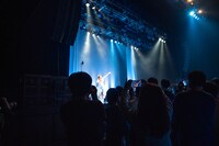 アンコール終了後の撮影タイム、スマートフォンや一眼レフカメラなどで中山莉子の姿を収めるエビ中ファミリー。