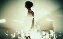 TK from 凛として時雨「Super bloom（with 阿部芙蓉美）」ミュージックビデオより。