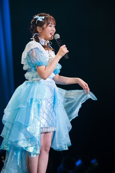 文化服装学院の生徒が作ったというお気に入りの衣装をアピールする中山莉子。