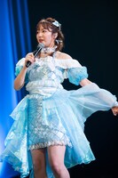 衣装をアピールする中山莉子。