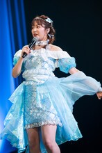 衣装をアピールする中山莉子。