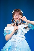 泣きながらピースする中山莉子。