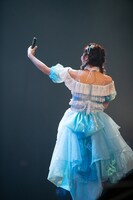 自撮りする中山莉子。