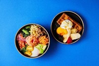 左から「日韓式ネギトロボウル」「フルーツワッフル」。