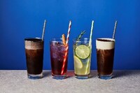 左から「超ブラックアイスコーヒー」「ピリ辛ジンジャーソーダ」「ハニーレモンジュース」「オレよりのカフェオレ」。