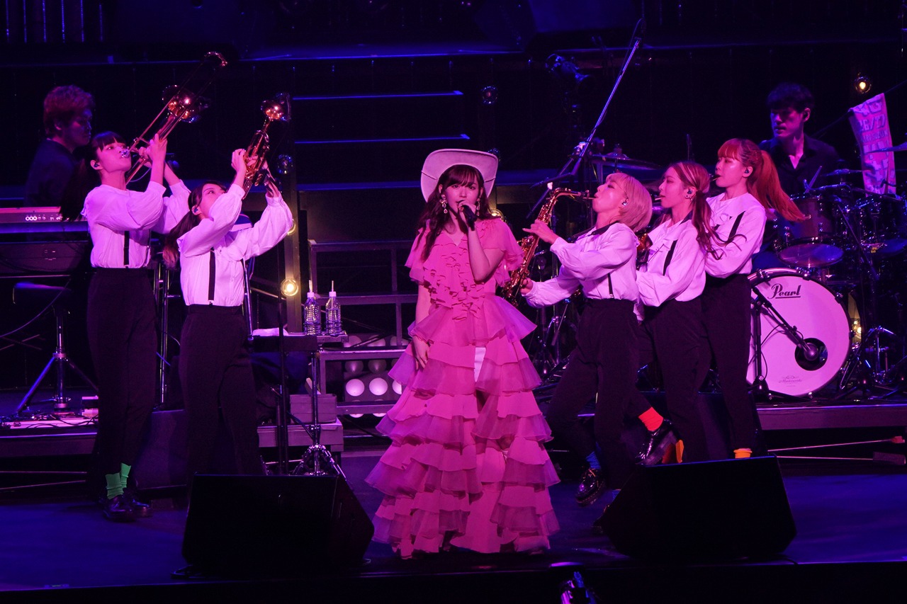 鈴木愛理ワンマンライブ「鈴木愛理 LIVE 2021～26/27～ @ 日本武道館」の様子。