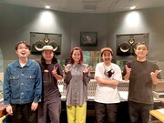 左からハマ・オカモト（OKAMOTO'S）、大樋祐大（SANABAGUN.）、足立佳奈、澤村一平（SANABAGUN.）、隅垣元佐（SANABAGUN.）。