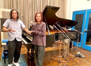 左から渡辺シュンスケ（Schroeder-Headz）、足立佳奈。