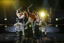 「Race!」をパフォーマンスする学芸大青春。