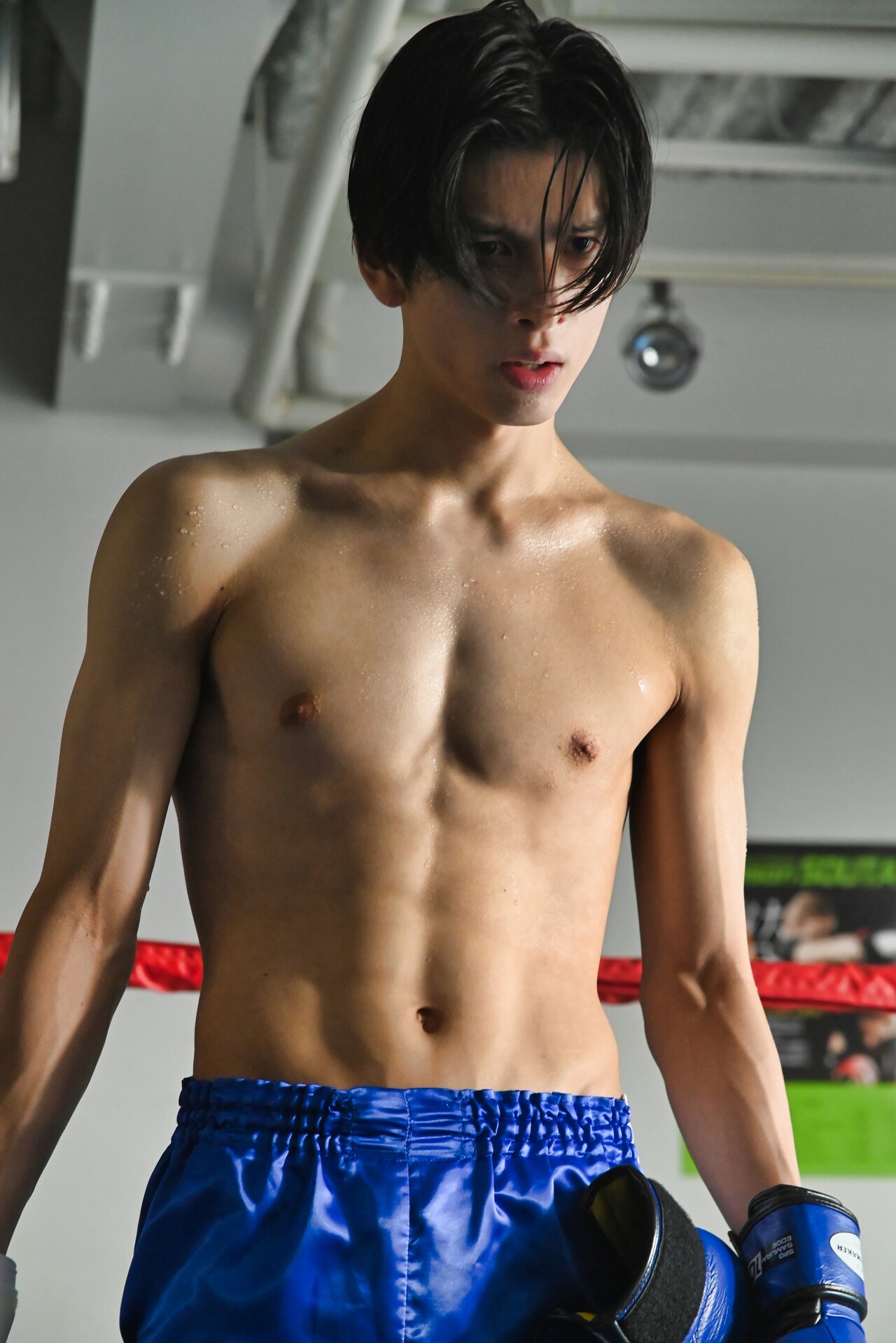 “陰キャ”演じるランペ長谷川慎、バキッとカリカリに仕上げた体を見せつける