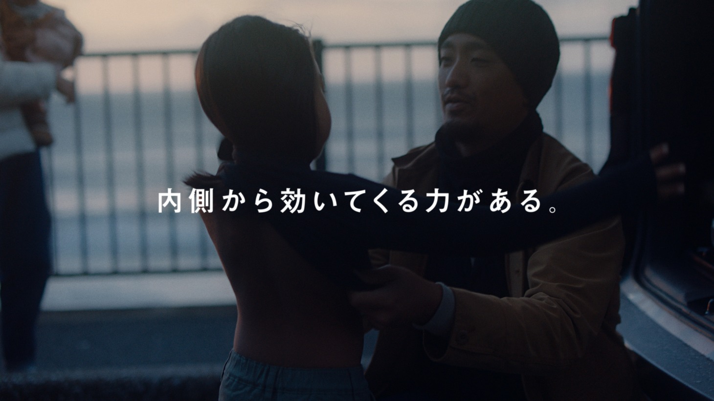 ユニクロの新CM「LifeとWear / 『ヒートテック：WINTER SMILE！篇』」より。