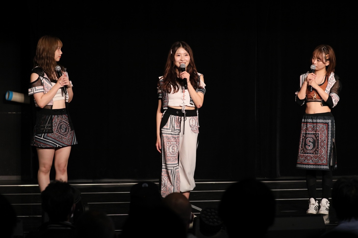 SKE48チームS「重ねた足跡」より。中央が杉山愛佳。(c)2021 Zest, Inc.
