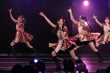 SKE48チームS「重ねた足跡」より。中央が杉山愛佳。(c)2021 Zest, Inc.