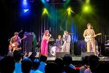 YUIの「HELLO」でコラボする杏沙子とcinnamons。（撮影：小野洋平）