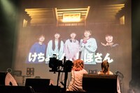 スクリーンを観るしふぉんとけちょん。（撮影：曽我美芽）