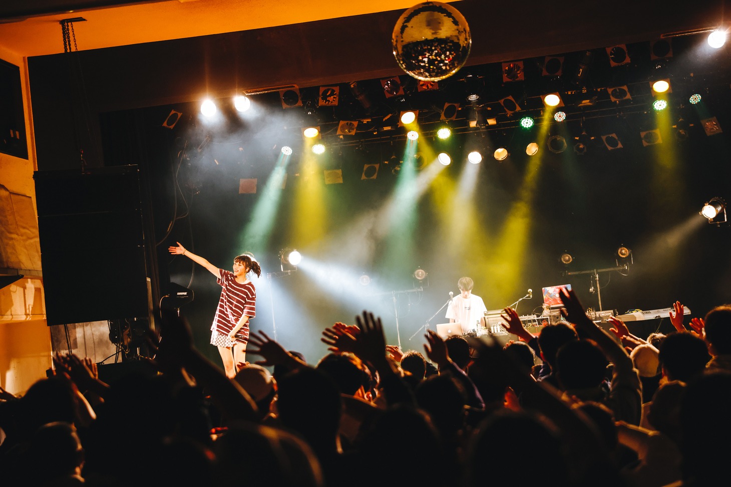 三阪咲のライブの様子。