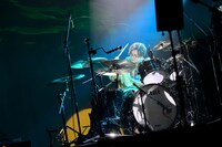 ミツヤスカズマ（Dr）（Photo by AZUSA TAKADA）