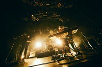 HOWL BE QUIETのライブの様子。