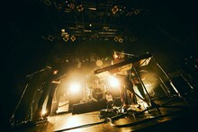 HOWL BE QUIETのライブの様子。