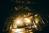 HOWL BE QUIETのライブの様子。