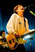 アマダシンスケ（B, Vo）（Photo by RUI HASHIMOTO [SOUND SHOOTER]）