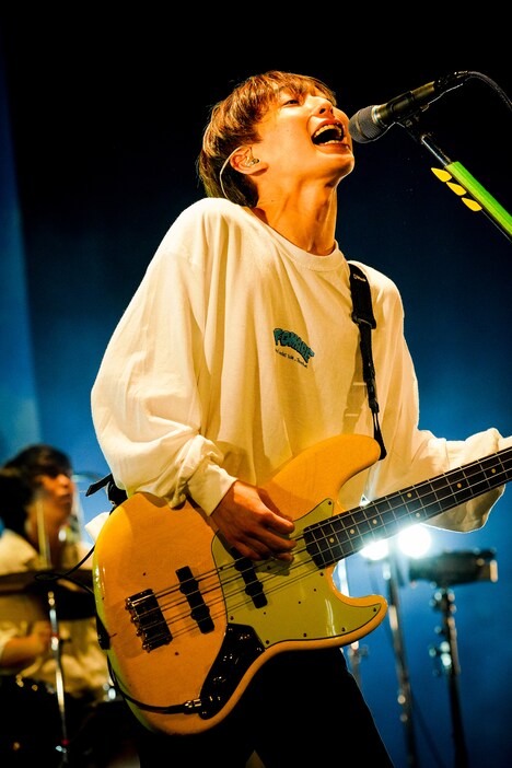 アマダシンスケ（B, Vo）（Photo by RUI HASHIMOTO [SOUND SHOOTER]）