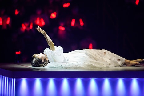 ステージ上に仰向けになって歌う百田夏菜子。（撮影：上飯坂一）