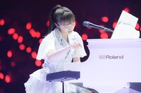 ピアノの弾き語りを披露する百田夏菜子。（撮影：上飯坂一）