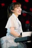 ピアノの弾き語りを披露する百田夏菜子。（撮影：上飯坂一）