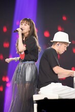 百田夏菜子とバンドマスターの宗本康兵（Key）。（撮影：上飯坂一）