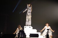 「百田夏菜子ソロコンサート Talk With Me ～シンデレラタイム～」の様子。（撮影：上飯坂一）