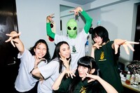 新しい学校のリーダーズとダンサー・Macoto扮するエイリアン。（Photo by usamiryo）