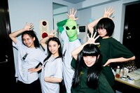 新しい学校のリーダーズとダンサー・Macoto扮するエイリアン。（Photo by usamiryo）